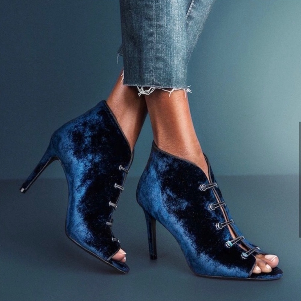 Enzo Angiolini Franses navy blue velvet peep toe booties! Size 7
